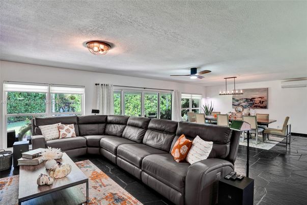Chandelier, Dining room, Interior, Living room, Pendant Lights