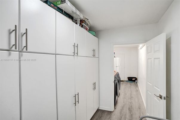 Interior, Washer, Wood Texture Flooring