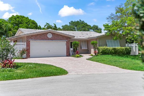 Attached, Exterior, Facade, Brick Facade, Ranch