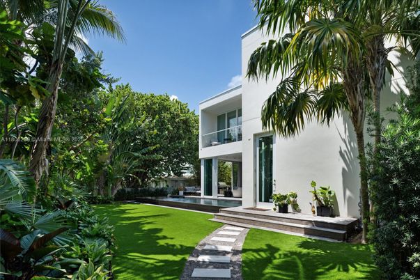 Backyard, Exterior, Facade, Modern