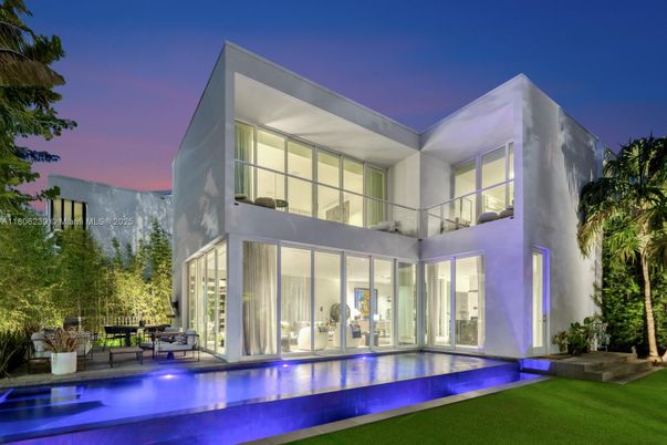 Backyard, Exterior, Facade, Pool, Modern