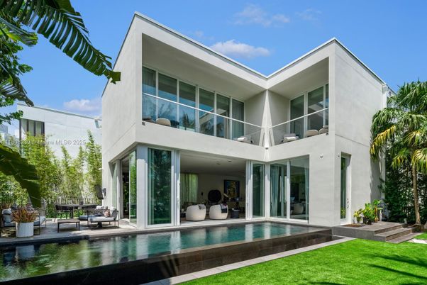 Backyard, Exterior, Facade, Modern