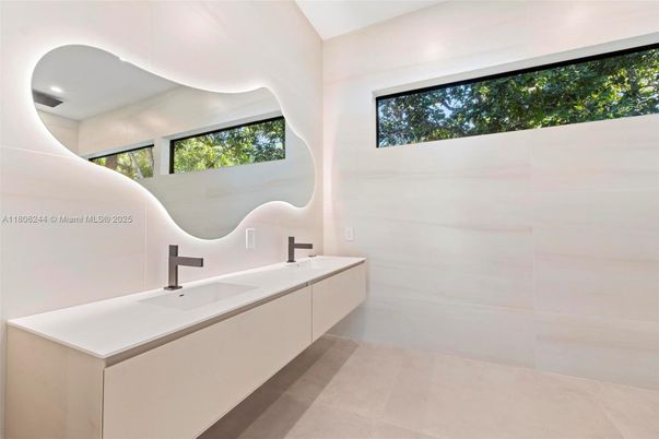 Bathroom, Dual Sink Vanities, Interior, Recessed Lighting