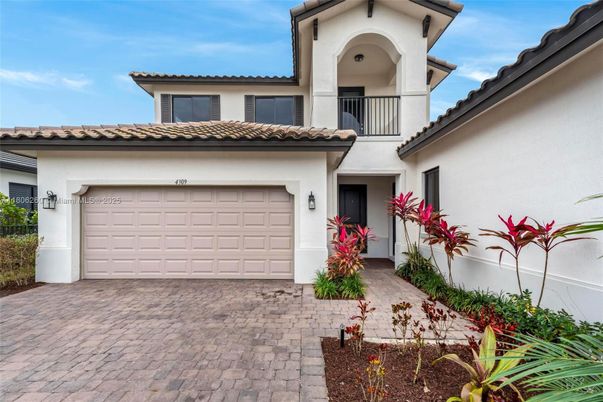 Attached, Exterior, Facade, Mediterranean