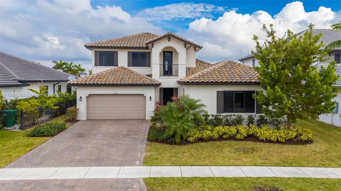 Attached, Exterior, Facade, Mediterranean