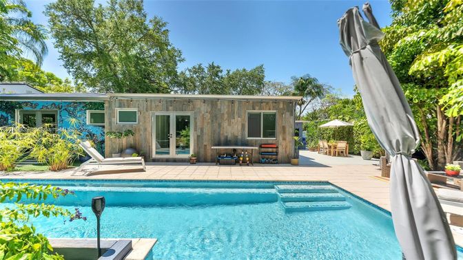 Exterior, Pool