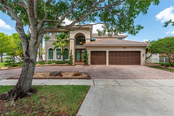 Attached, Exterior, Facade, Mediterranean
