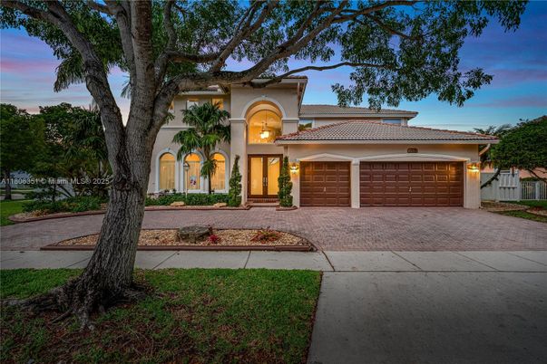 Attached, Exterior, Facade, Mediterranean