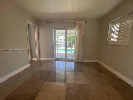 Empty room, Interior
