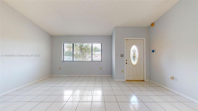 Empty room, Interior