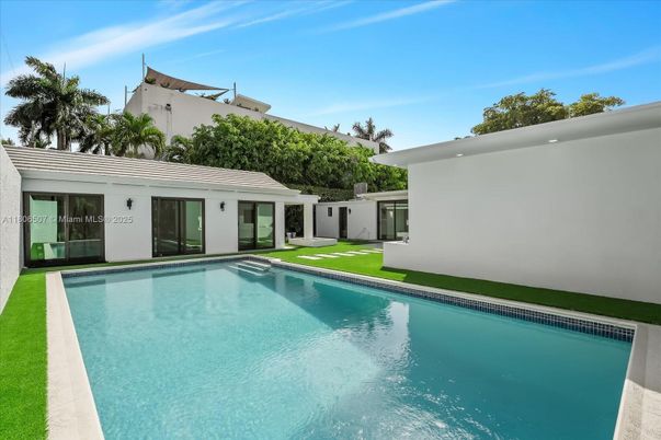 Exterior, Pool