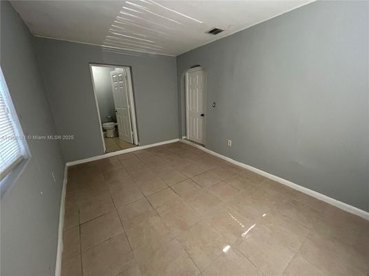 Empty room, Interior