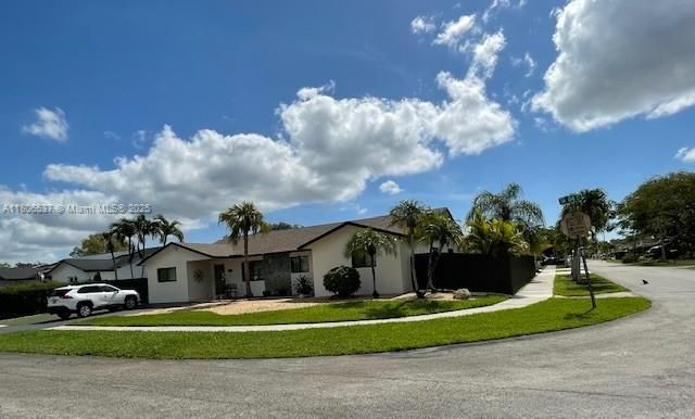Exterior, Facade, Ranch