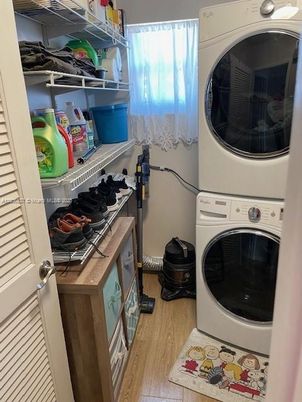 Interior, Utility Closets, Washer, Wood Texture Flooring