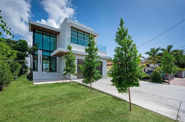 Backyard, Exterior, Facade, Modern