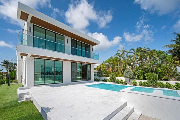 Exterior, Facade, Pool, Modern