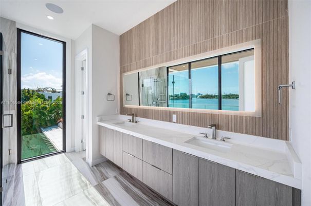 Bathroom, Dual Sink Vanities, Interior, Recessed Lighting, Water