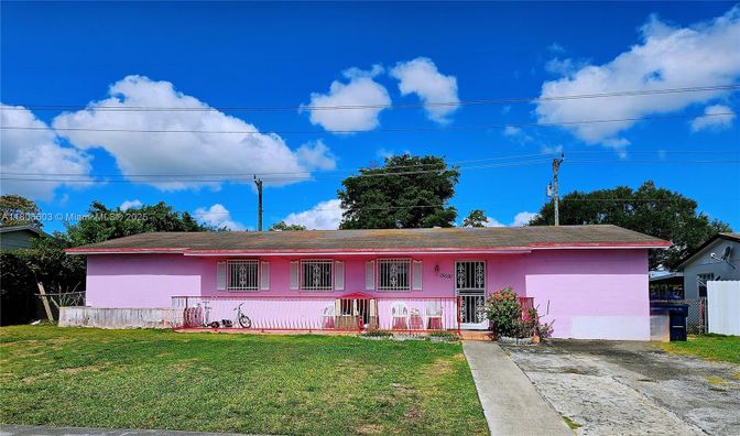 Exterior, Facade, Ranch