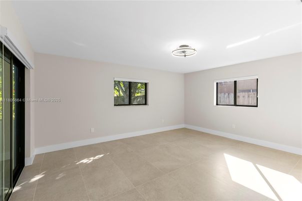 Empty room, Interior