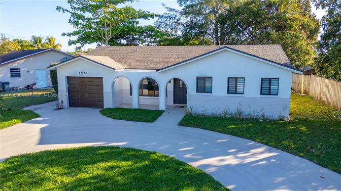Attached, Exterior, Facade, Ranch