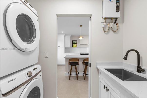 Interior, Kitchen, Pendant Lights, Recessed Lighting, Washer