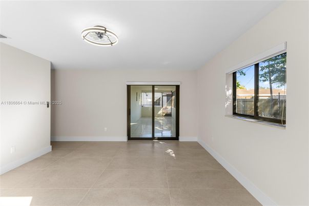 Empty room, Interior
