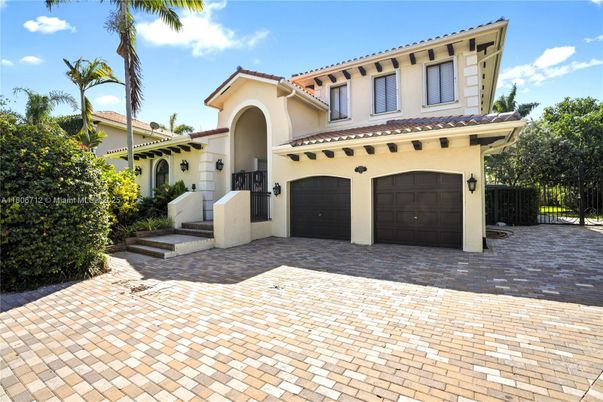 Attached, Exterior, Facade, Mediterranean