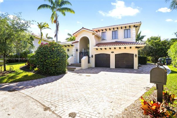 Attached, Exterior, Facade, Mediterranean