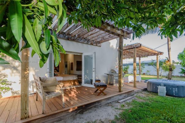 Exterior, Hot Tub