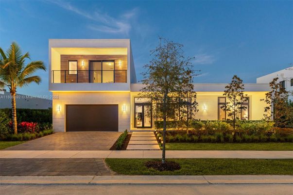 Attached, Exterior, Facade, Modern