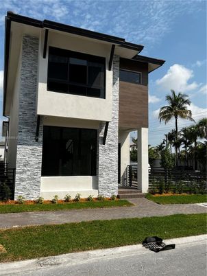 Exterior, Facade, Modern