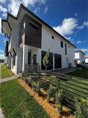 Backyard, Exterior, Facade, Modern