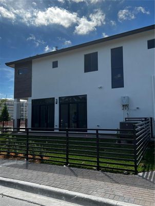 Exterior, Facade, Modern