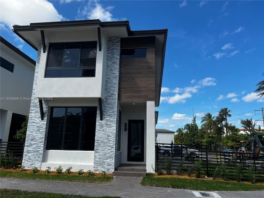 Exterior, Facade, Modern