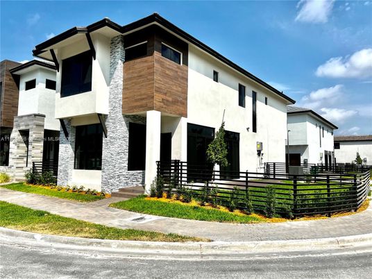 Exterior, Facade, Modern