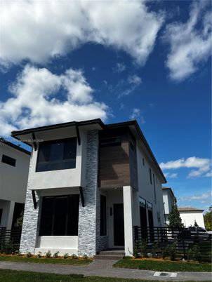 Exterior, Facade, Modern
