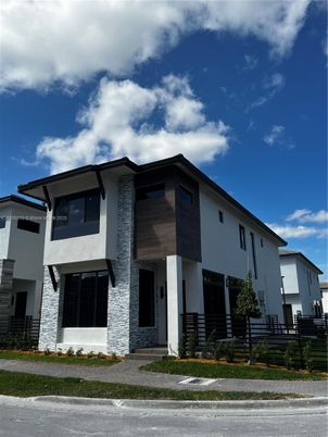 Exterior, Facade, Modern