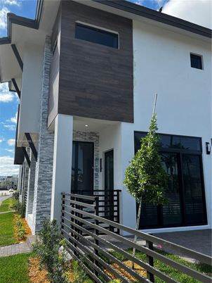Exterior, Facade, Modern