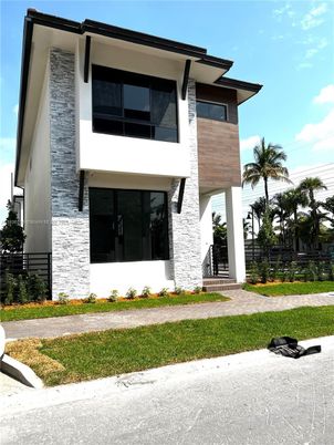 Exterior, Facade, Modern