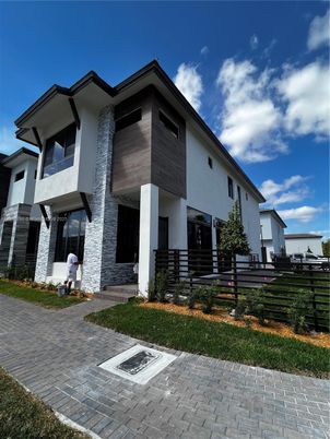 Exterior, Facade, Modern