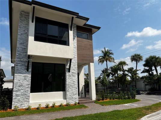 Exterior, Facade, Modern
