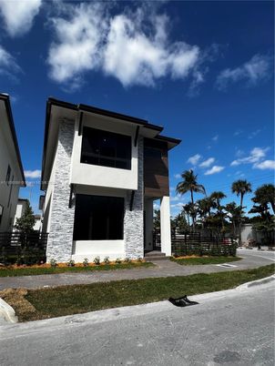 Exterior, Facade, Modern