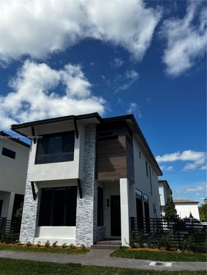 Exterior, Facade, Modern