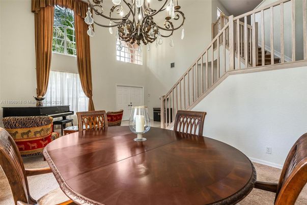 Chandelier, Dining room, Interior, Piano