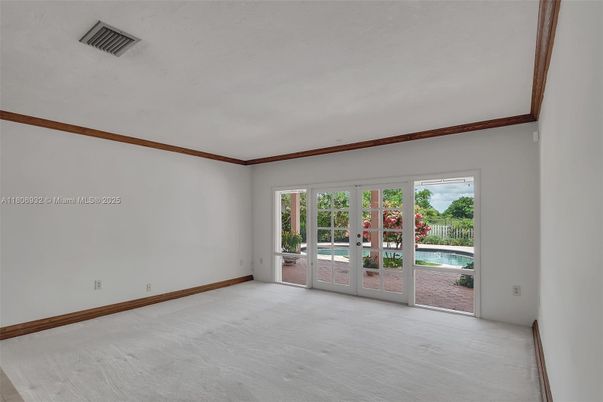 Empty room, Interior