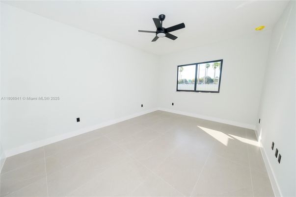 Empty room, Interior