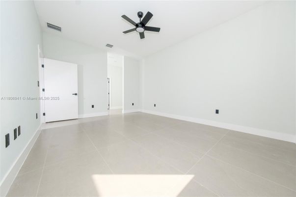 Empty room, Interior