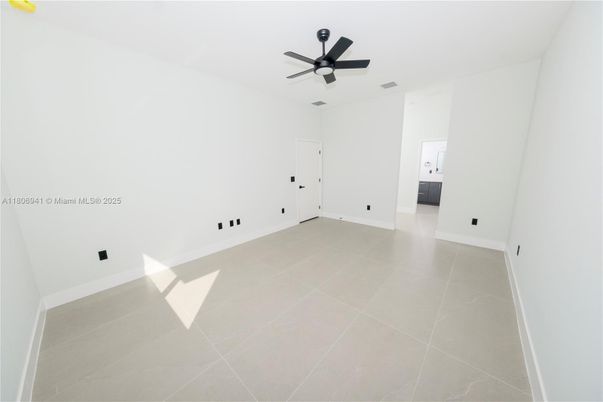 Empty room, Interior