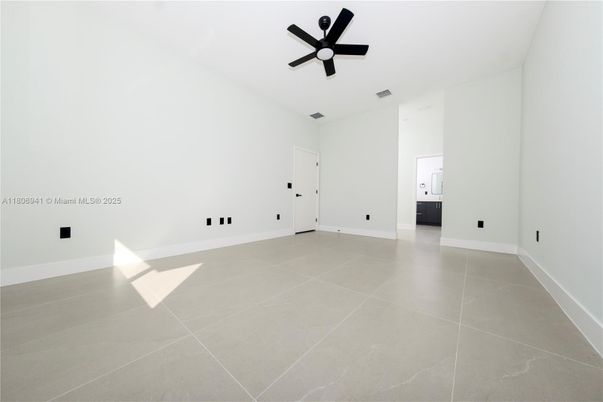 Empty room, Interior