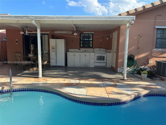 Exterior, Pool, Washer